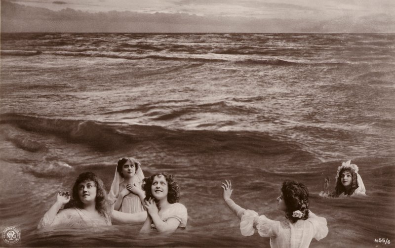 Denizde beş giyinik kadın (fotokolaj) by French Photographer