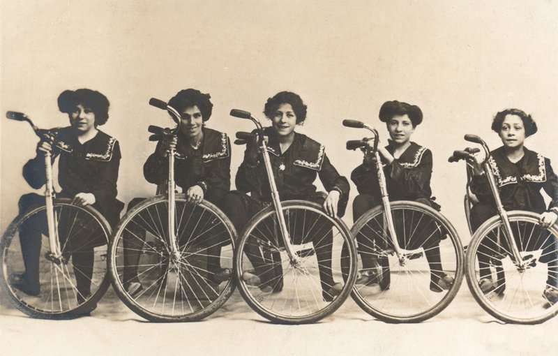 Beş kız, muhtemelen Fransız, bisikletleriyle (s/b fotoğraf) by French Photographer