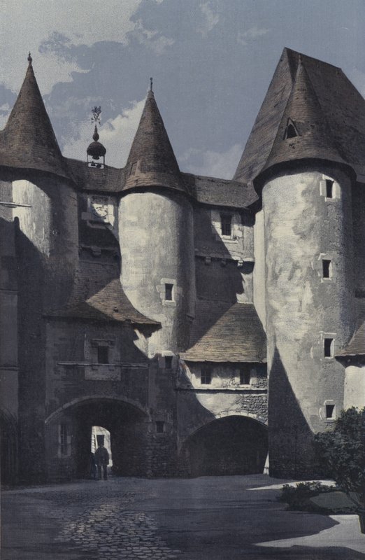 Fougeres-sur-Bievre, Chateau, Avluda cephe by French Photographer