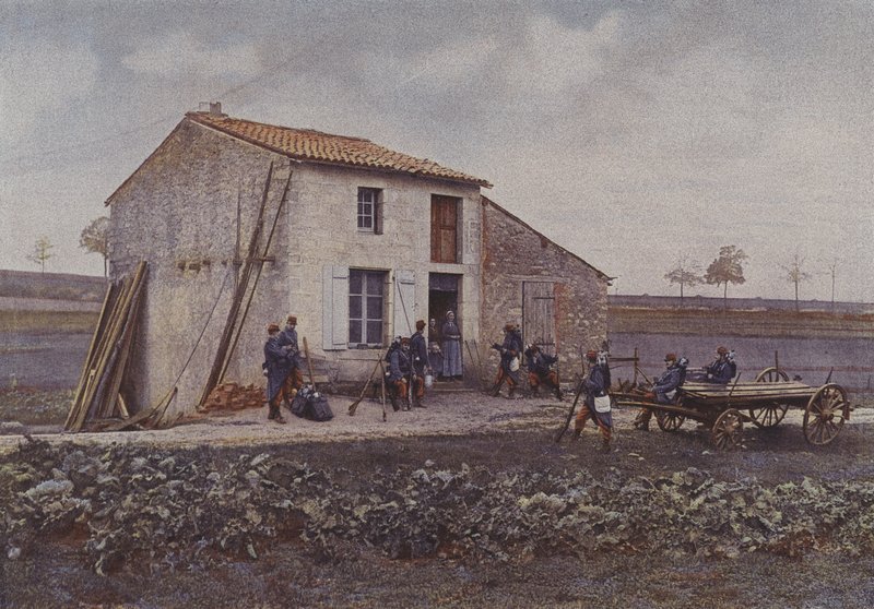 Fransız piyadeleri manevra yapıyor (renkli fotoğraf) by French Photographer