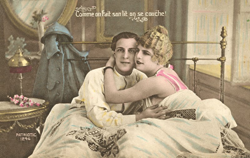 Kızıyla yatakta Fransız askeri by French Photographer