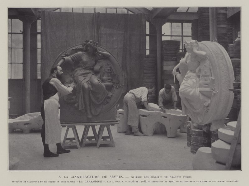 Fransa, Sevres porselen fabrikasındaki büyük parçalar galerisi (s/b fotoğraf) by French Photographer