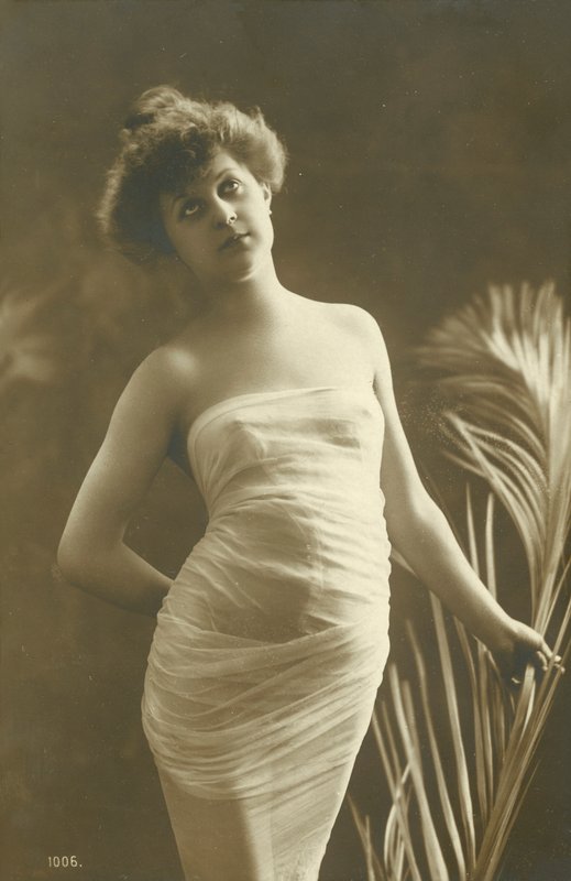 Kız, bir çarşafla kaplı, özlem dolu bir ifadeyle by French Photographer