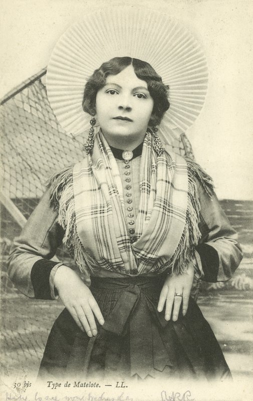 Matalot gibi giyinmiş kız (renkli taş) by French Photographer