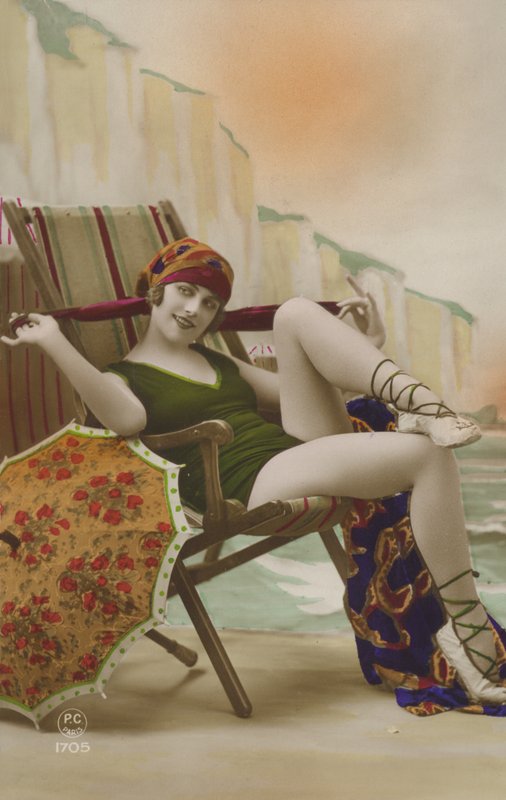 Şezlongdaki kız (renkli fotoğraf) by French Photographer