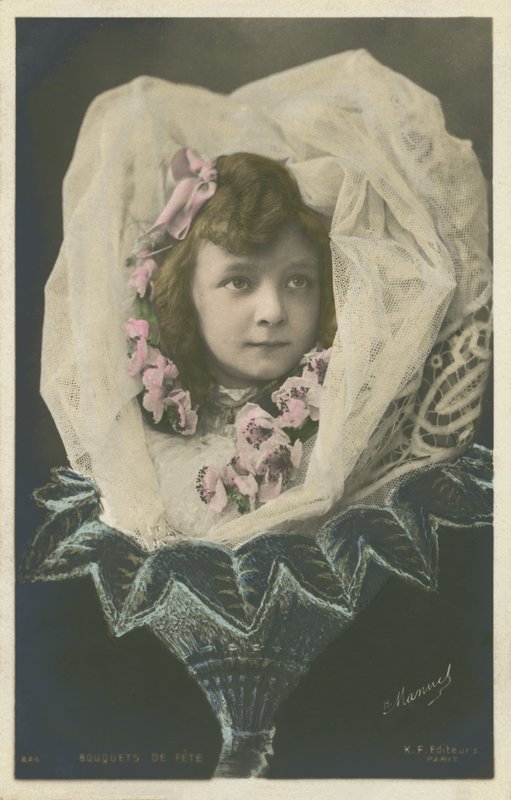 Bir çiçekteki kız (renkli fotoğraf) by French Photographer