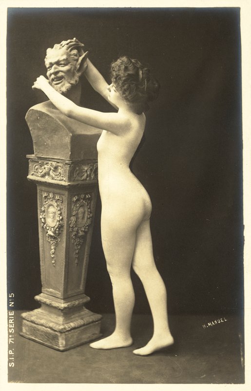 Vücut çorabı giyen kız satirin büstüne dikkat ediyor. by French Photographer