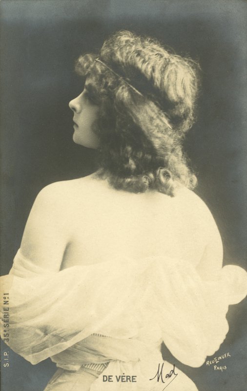 Omzunun üzerinden bakan kız (s/b fotoğraf) by French Photographer