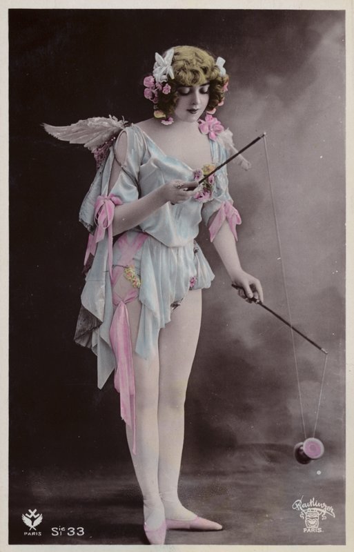 Diabolo ile oynayan kız by French Photographer