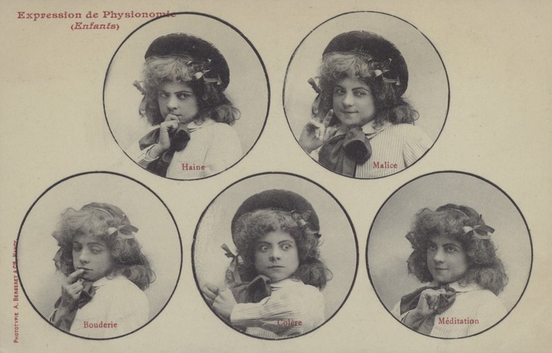 Yüzleri çeken kız (s/b fotoğraf) by French Photographer
