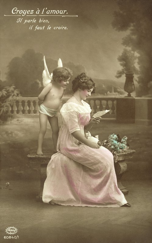 Aşk mektubu okuyan kız, Cupid omzunun üzerinden bakıyor. by French Photographer