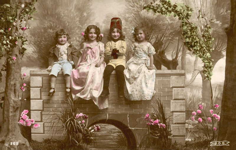 Köprünün kenarında oturan kızlar ve erkekler by French Photographer