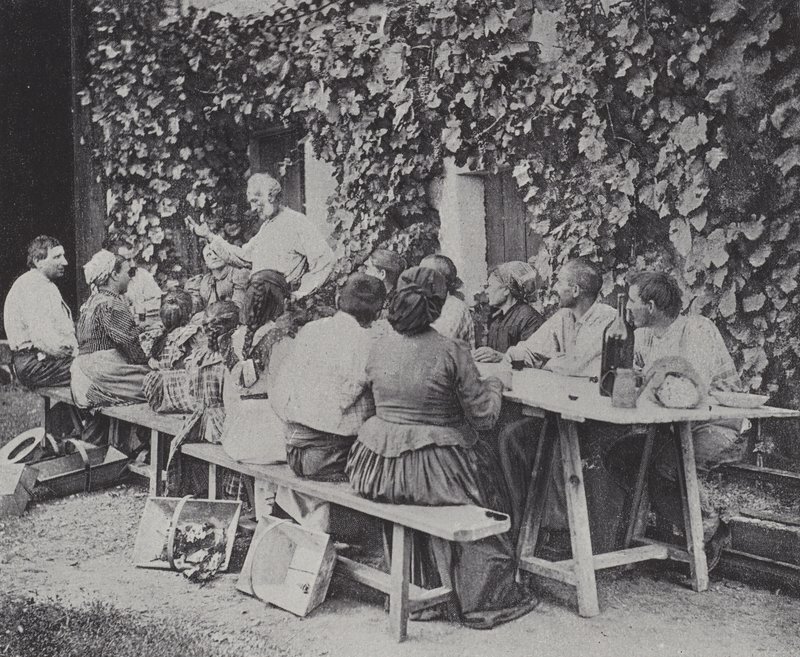 Öğle yemeği yiyen üzüm toplayıcıları (s/b fotoğraf) by French Photographer