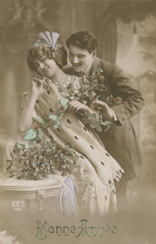 Romantik çiftin ökseotu tutan yeni yıl tebrik kartı, 1913 (el renkli fotoğraf) by French Photographer