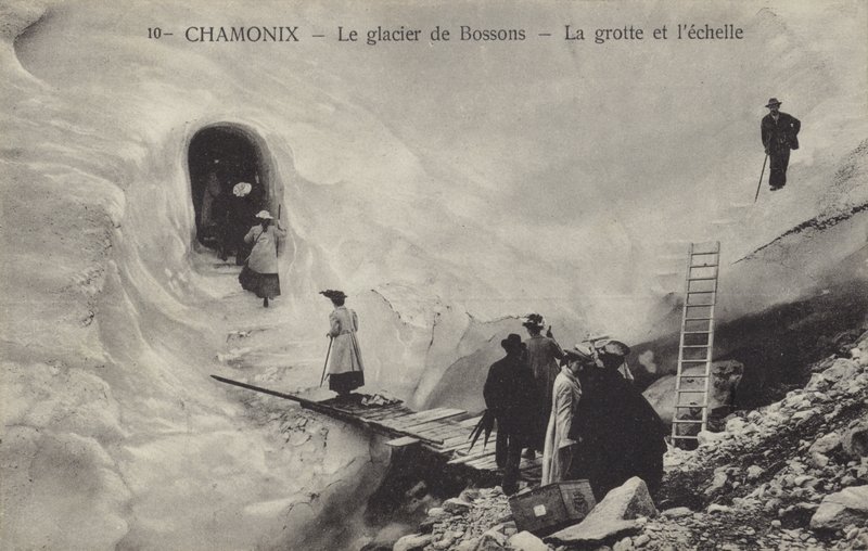 Buz mağarası ve merdiveni, Bossons Glacier, Chamonix, Fransa (s/b fotoğraf) by French Photographer