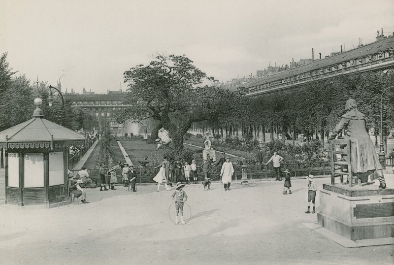 Jardin du Palais-Royal, Palais-Royal Bahçesi (fotogravür) by French Photographer