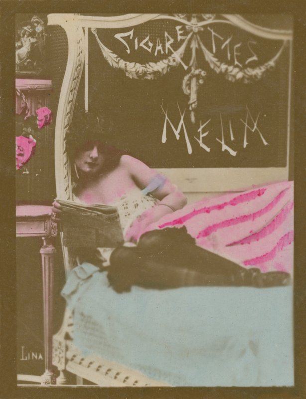 Lina, yatakta gazete okuyan kız by French Photographer