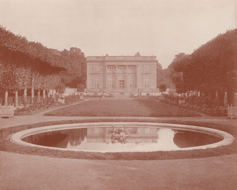 Küçük Trianon, Versay (s/b fotoğraf) by French Photographer