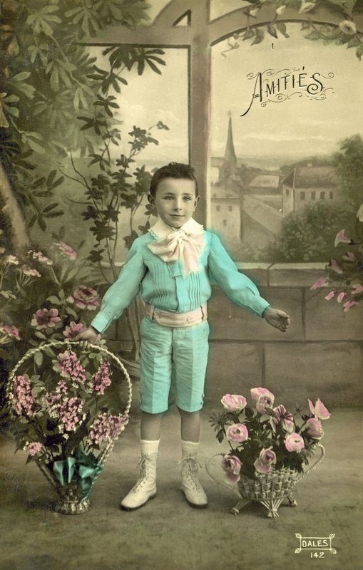 Mavili küçük çocuk (renkli fotoğraf) by French Photographer