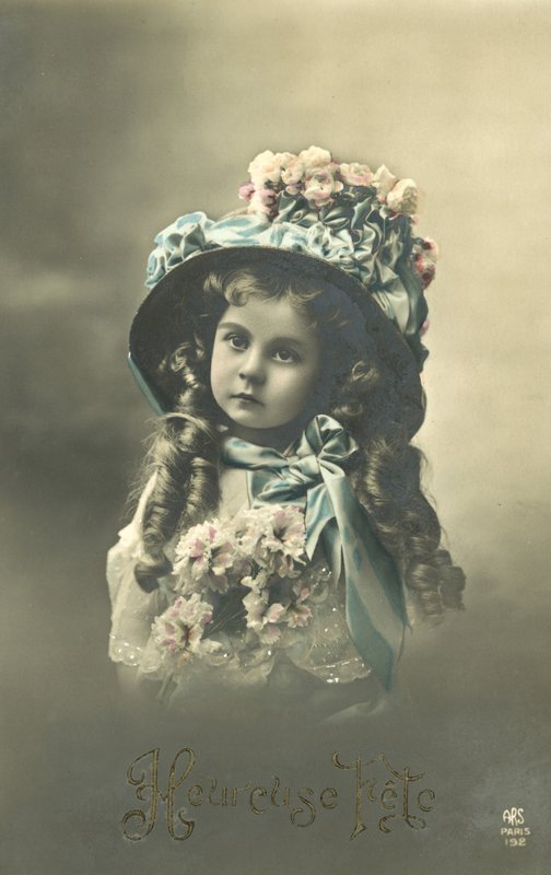 Büyük şapkalı küçük kız (renkli fotoğraf) by French Photographer
