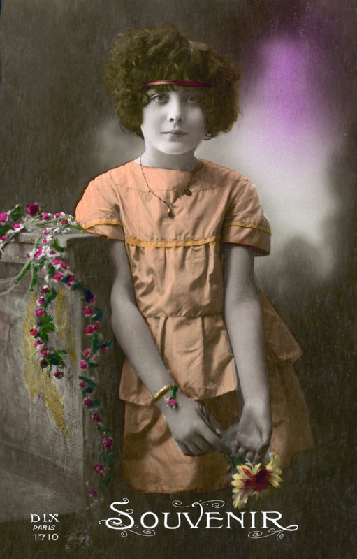 Turuncu küçük kız (renkli fotoğraf) by French Photographer