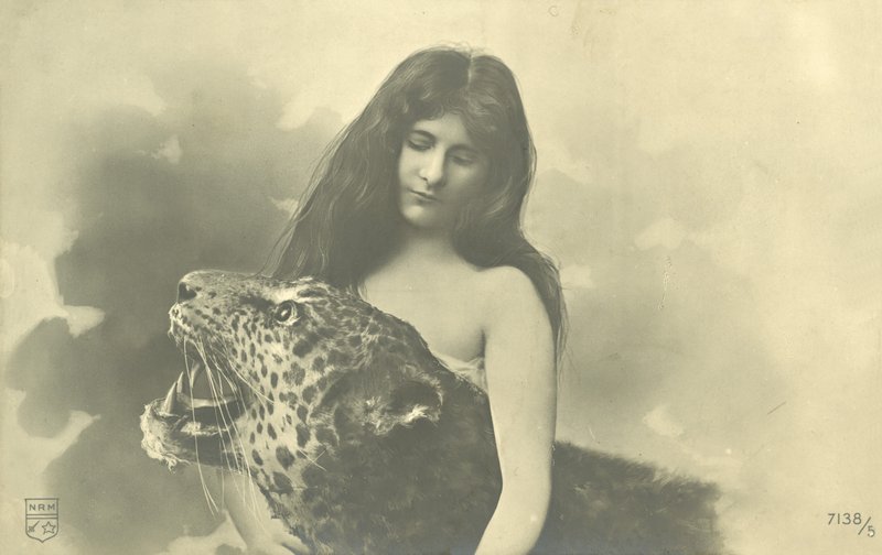 Doldurulmuş leoparın etrafında kolları olan uzun saçlı kız (s/b fotoğraf) by French Photographer