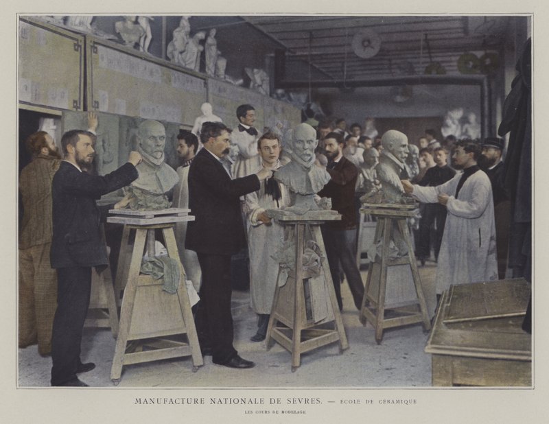 Fransa, Sevres porselen fabrikasının seramik okulunda modelleme sınıfı (renkli fotoğraf) by French Photographer