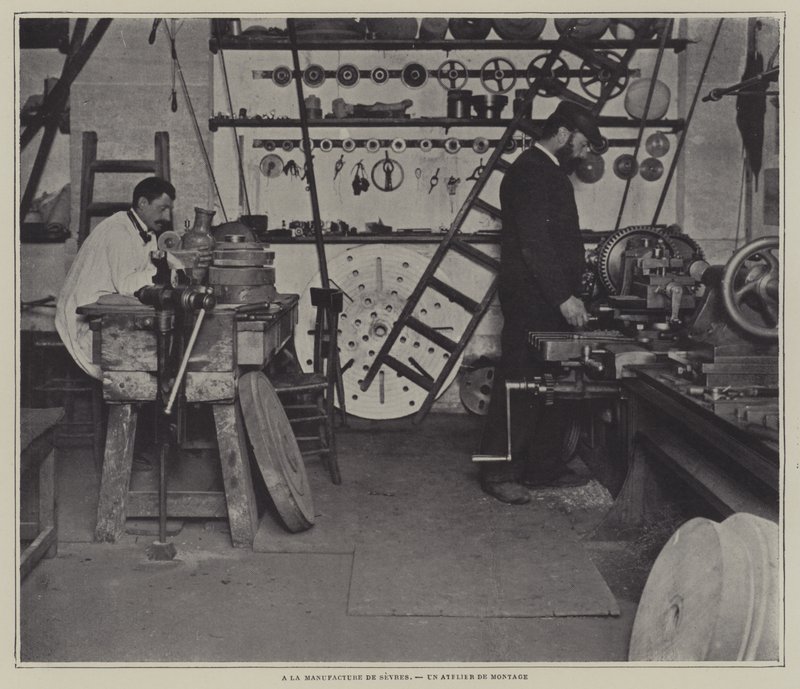 Fransa, Sevres porselen fabrikasında montaj atölyesi (s/b fotoğraf) by French Photographer