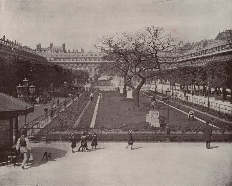 Paris: Palais Royal Bahçesi (s/b fotoğraf) by French Photographer