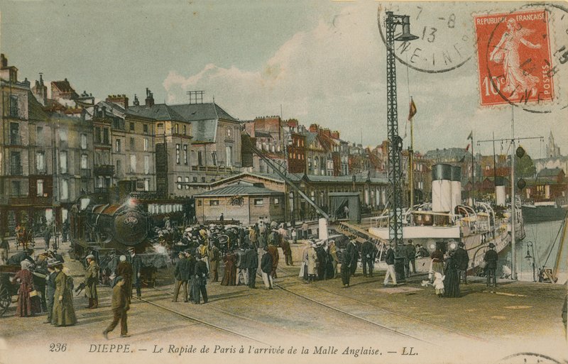 Dieppe sahilinde Paris ekspres treni. 1913 yılında gönderilen kartpostal. by French Photographer