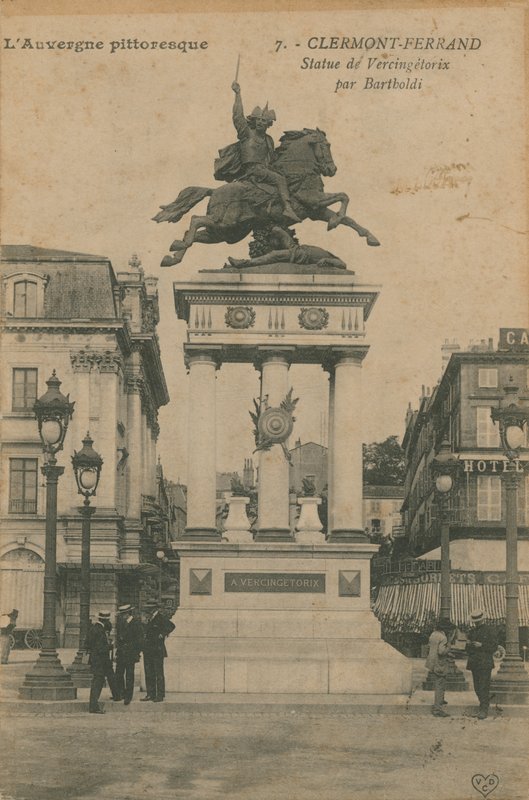 Pitoresk Auvergne - Clermont-Ferrand'daki Bartholdi'nin Vercingetorix heykeli. 1913 yılında gönderilen kartpostal. by French Photographer
