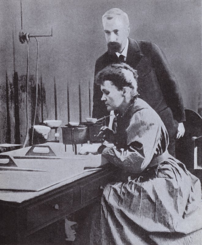 Radium'u keşfeden Pierre ve Marie Curie, Paris Üniversitesi'ndeki laboratuvarlarında, 1898 by French Photographer