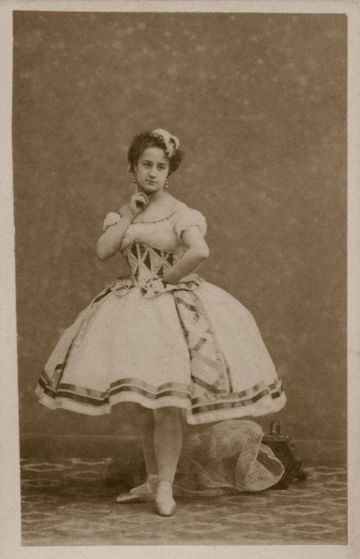 Bir dansçının portresi (s/b fotoğraf) by French Photographer