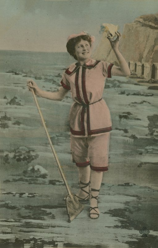 1913 yılında gönderilmiş, elinde balık ağı ve deniz kabuğu tutan bir kadının kartpostalı (el ile renklendirilmiş fotoğraf) by French Photographer