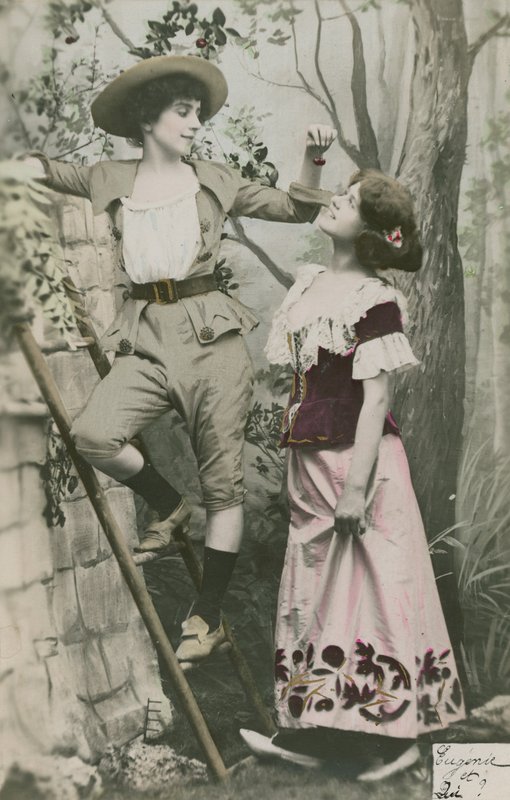 1913'te gönderilmiş, kirazlı kostüm giymiş iki kızı gösteren kartpostal (el boyaması fotoğraf) by French Photographer