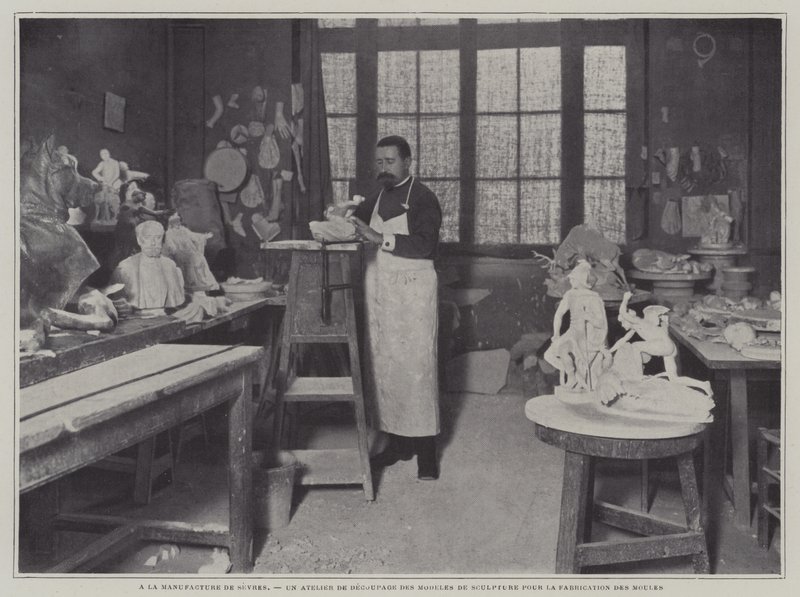 Fransa Sevres porselen fabrikasında bir atölyede kalıp hazırlama (s/b fotoğraf) by French Photographer