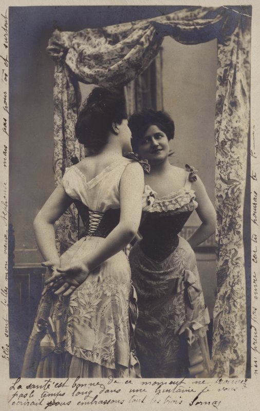 Aynada kendine hayran olan güzel kız by French Photographer