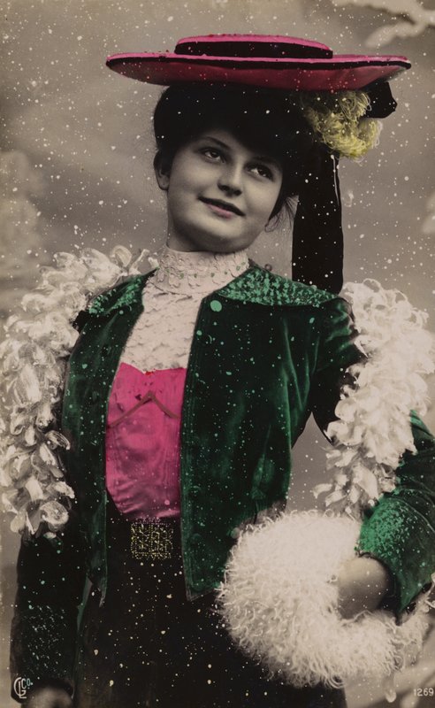Güzel kız, güzel giysiler içinde, karda by French Photographer
