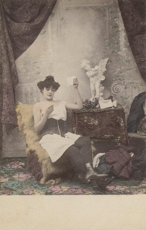 Oldukça yarı giyimli kız, mektup okuyor by French Photographer