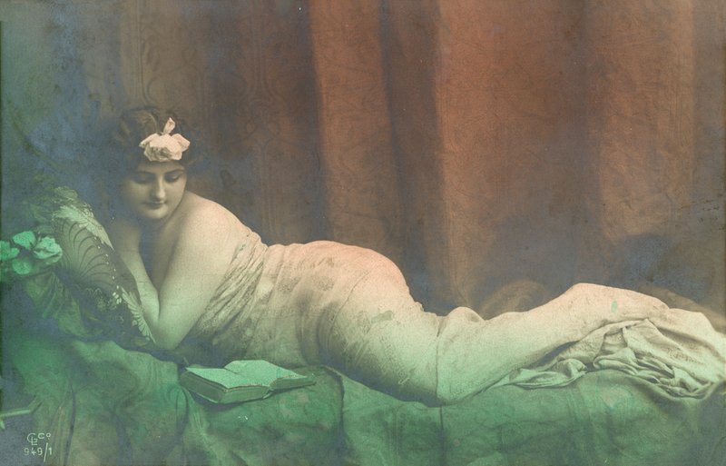 uzanmış kız, okuma by French Photographer