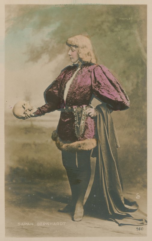 Sarah Bernhardt Hamlet olarak kostümlü by French Photographer