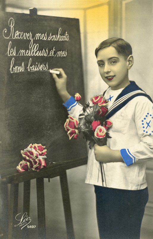 Bir tahtaya yazan okul çocuğu (renkli fotoğraf) by French Photographer