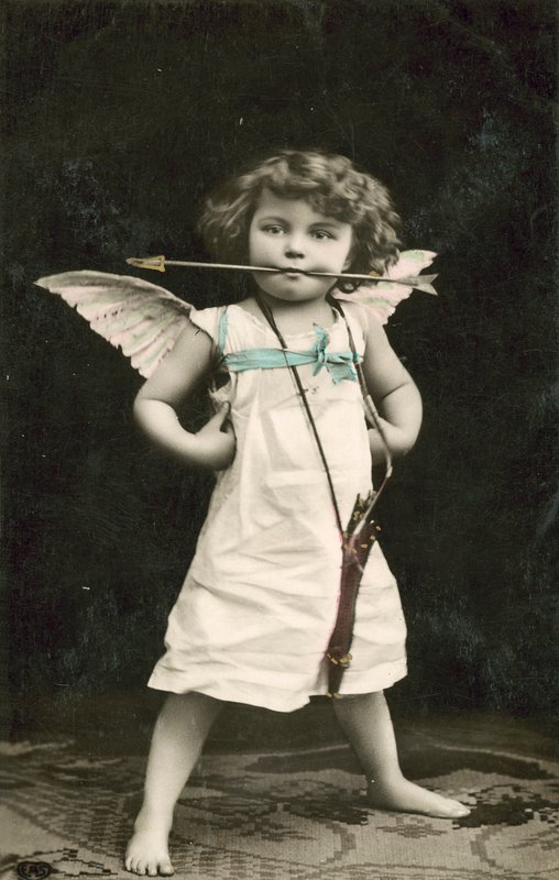 Ağzında bir ok olan Cupid gibi giyinmiş küçük çocuk by French Photographer