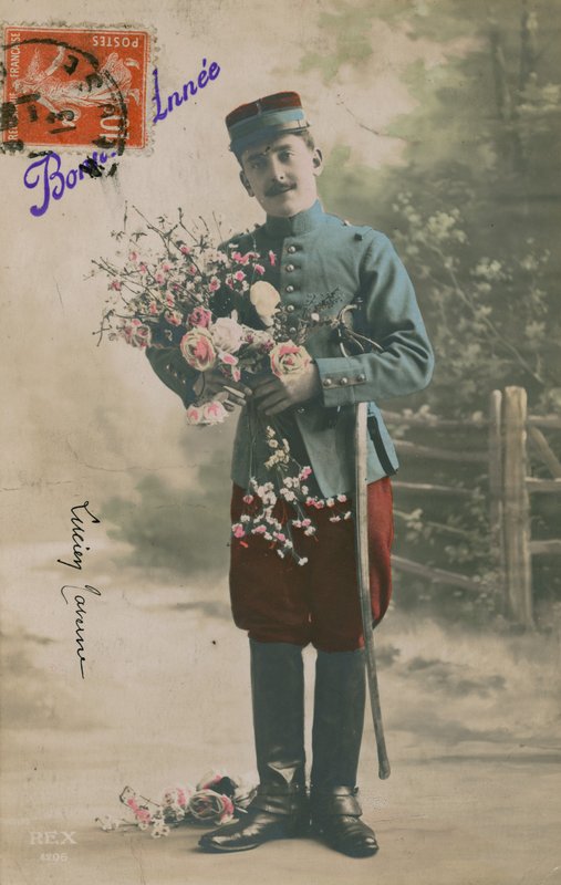Bir demet çiçek taşıyan asker, Yeni Yıl kartpostalı, 1913 by French Photographer