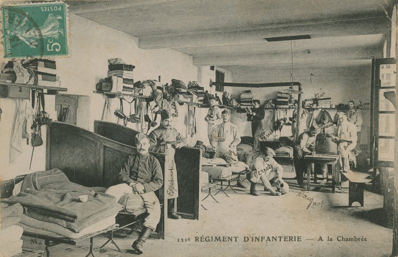 Fransız 121. Piyade Alayı askerleri kışlalarında. 1913 yılında gönderilen kartpostal. by French Photographer