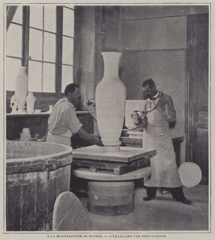Fransa, Sevres porselen fabrikasında bir vazoya sprey emaye kaplama (s/b fotoğraf) by French Photographer