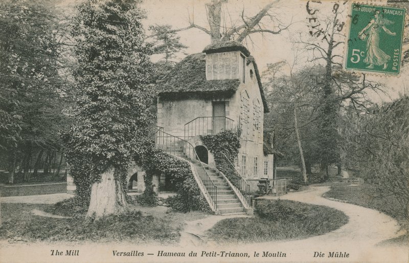 Petit Trianon yakınlarındaki Chateau de Versailles parkında Marie Antoinette için inşa edilmiş rustik bir sığınak olan Hameau de la reine'deki değirmen. 1913 yılında gönderilen kartpostal. by French Photographer