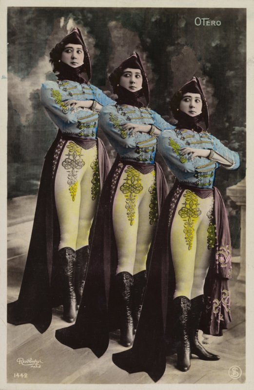 Üç özdeş kadın by French Photographer