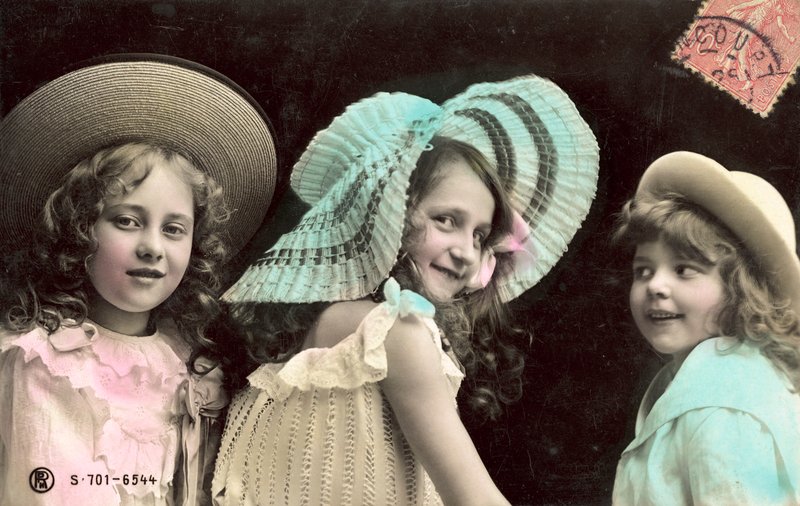 Şapkalı, gülümseyen üç genç kız by French Photographer