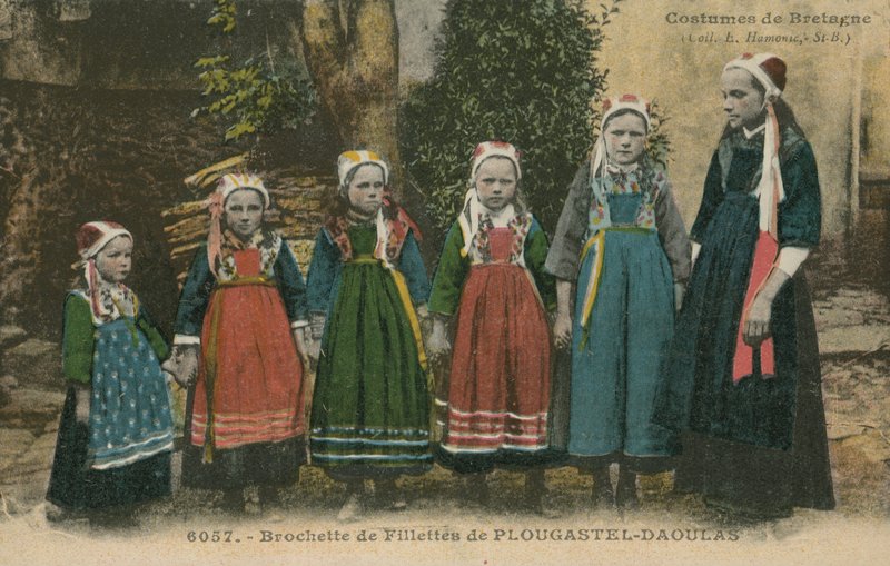 Geleneksel Breton elbisesi (renkli fotoğraf) by French Photographer